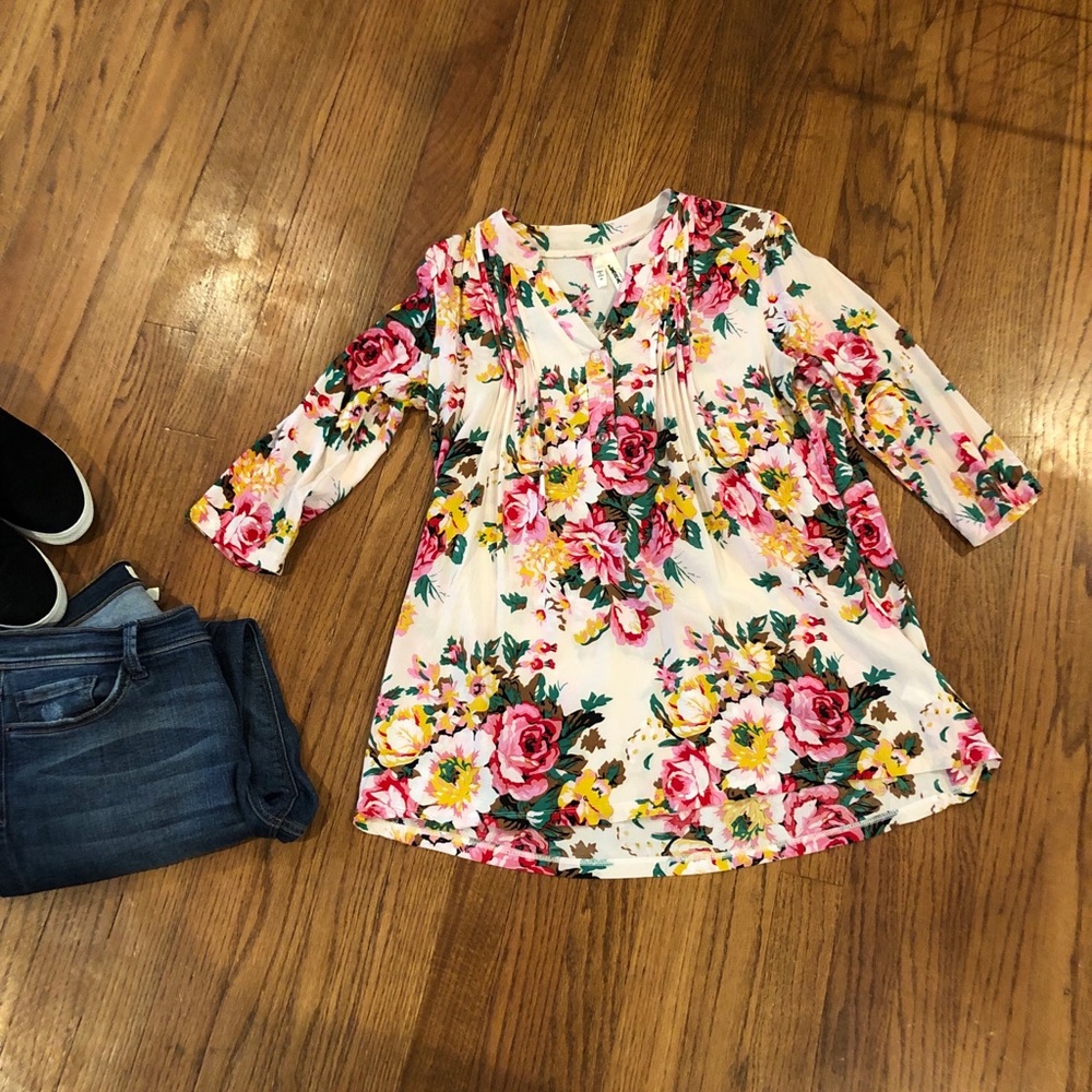 ♥️EUC Floral Blouse ♥️